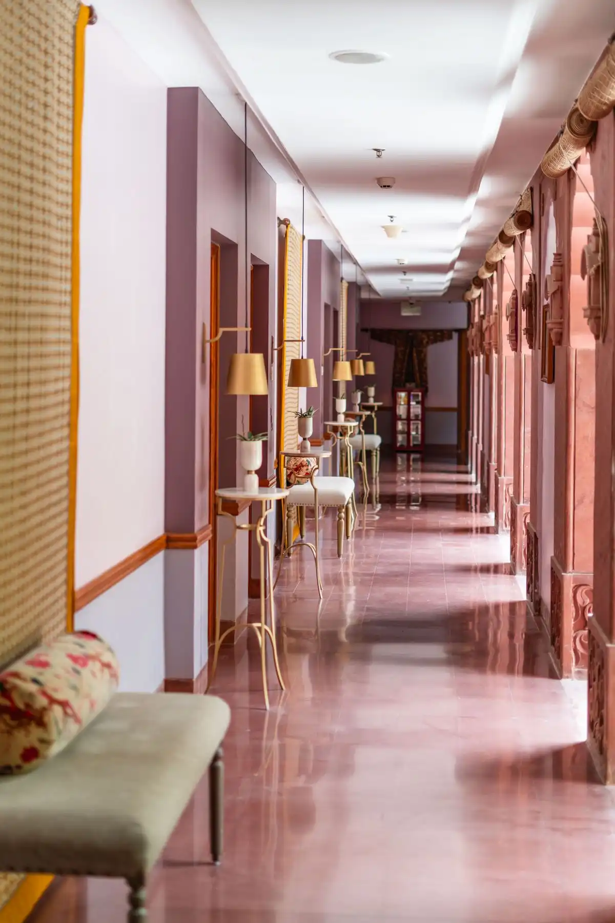 Pasillo de un hotel con luz cálida