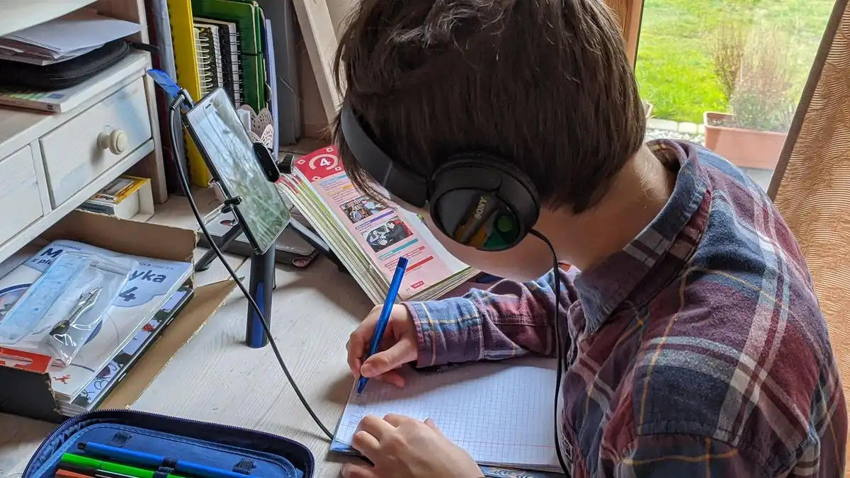 Estudiante tomando clase en línea