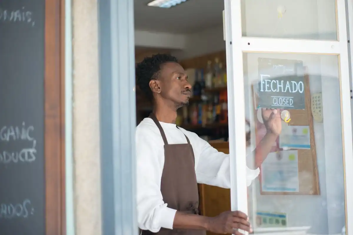 Comerciante en la puerta de su local